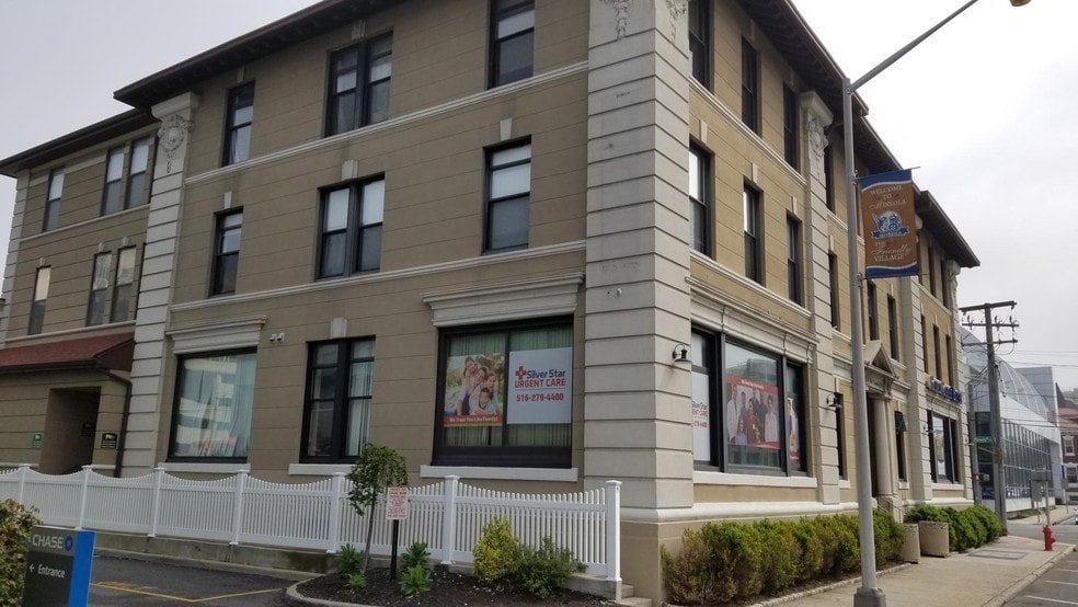 210 Old Country Rd, Mineola, NY for lease - Building Photo - Image 3 of 20