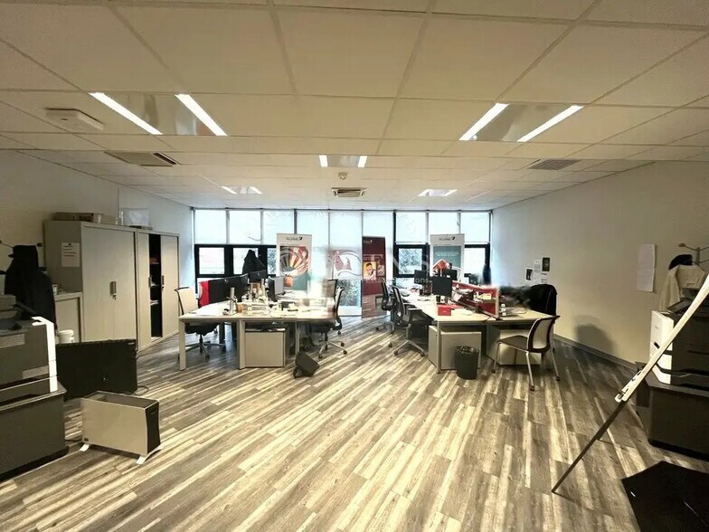 Office in Nogent-sur-Marne for lease - Interior Photo - Image 3 of 11