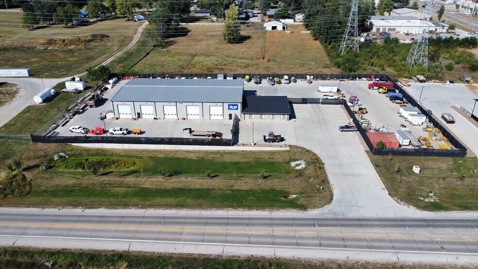 4989 NW Johnston Dr, Johnston, IA à louer - Photo du bâtiment - Image 2 de 6