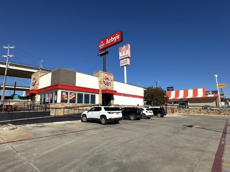 12802 N Ih 35, Live Oak, TX à louer - Photo du bâtiment - Image 2 de 3