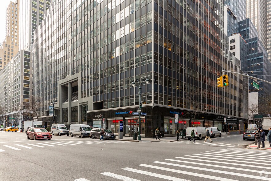 750 3rd Ave, New York, NY à louer - Photo du bâtiment - Image 3 de 6