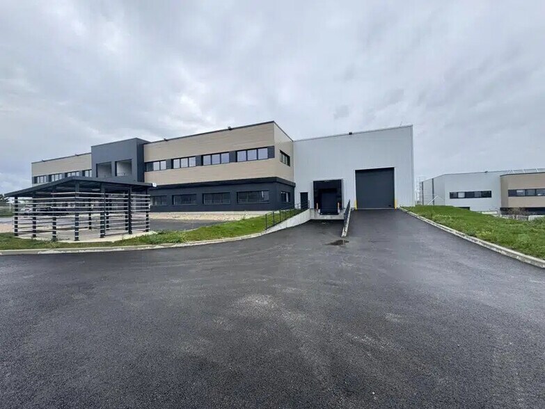Flex dans Colombier-Saugnieu à louer - Photo du bâtiment - Image 1 de 11