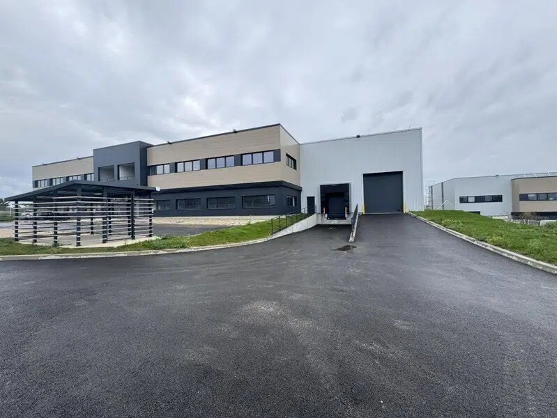 Flex dans Colombier-Saugnieu à louer Photo du bâtiment- Image 1 de 12