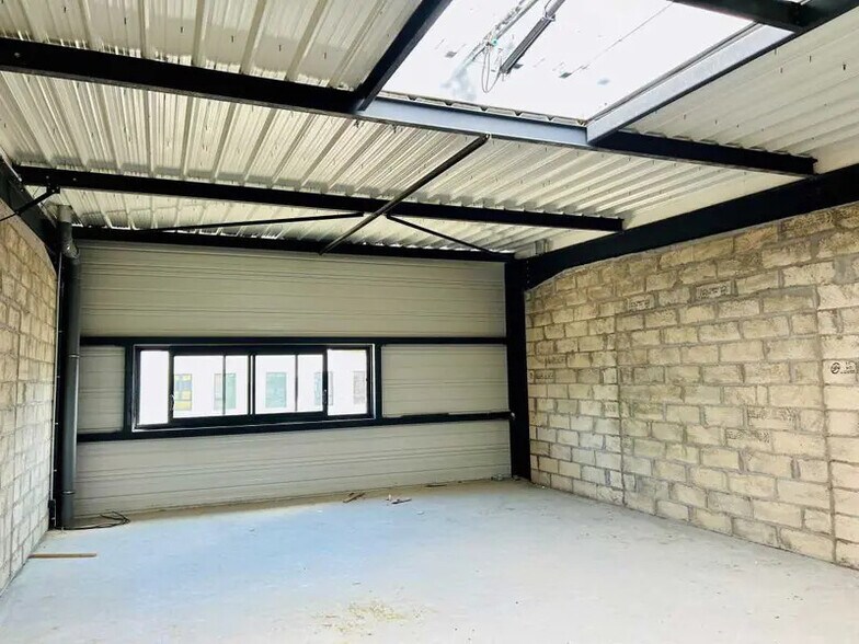 Flex in Épinay-sur-Seine for lease - Interior Photo - Image 2 of 5