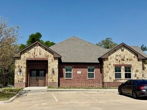 2366-2372 S Uecker Ln, Lewisville, TX à louer Photo du bâtiment- Image 1 de 9