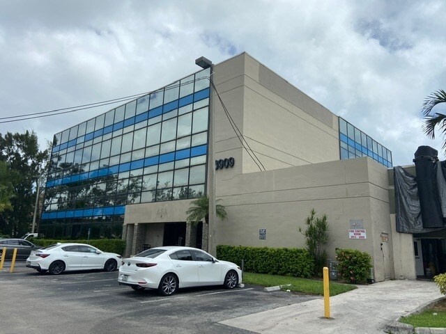 3909 NE 163rd St, North Miami Beach, FL à louer - Photo du bâtiment - Image 3 de 3