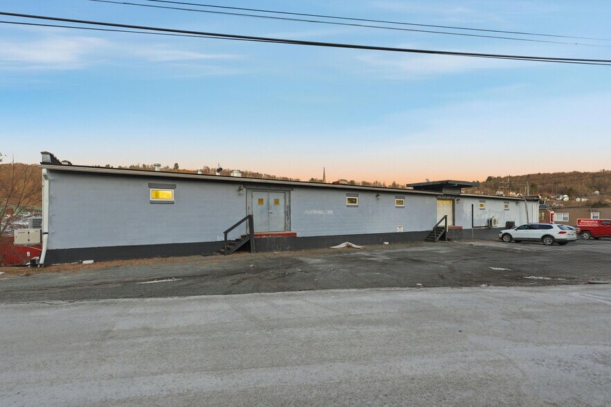 2 Chapel St, Honesdale, PA à louer - Photo du bâtiment - Image 2 de 33