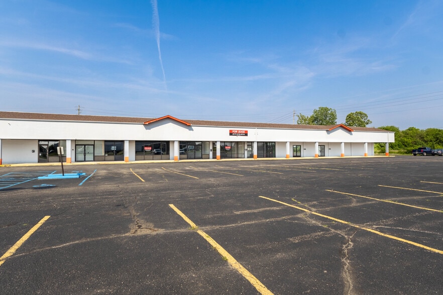 4702-4740 Century Plaza Rd, Indianapolis, IN for lease - Building Photo - Image 2 of 16