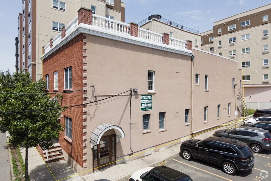 36 Bergen St, Hackensack, NJ à vendre - Photo du bâtiment - Image 2 de 77