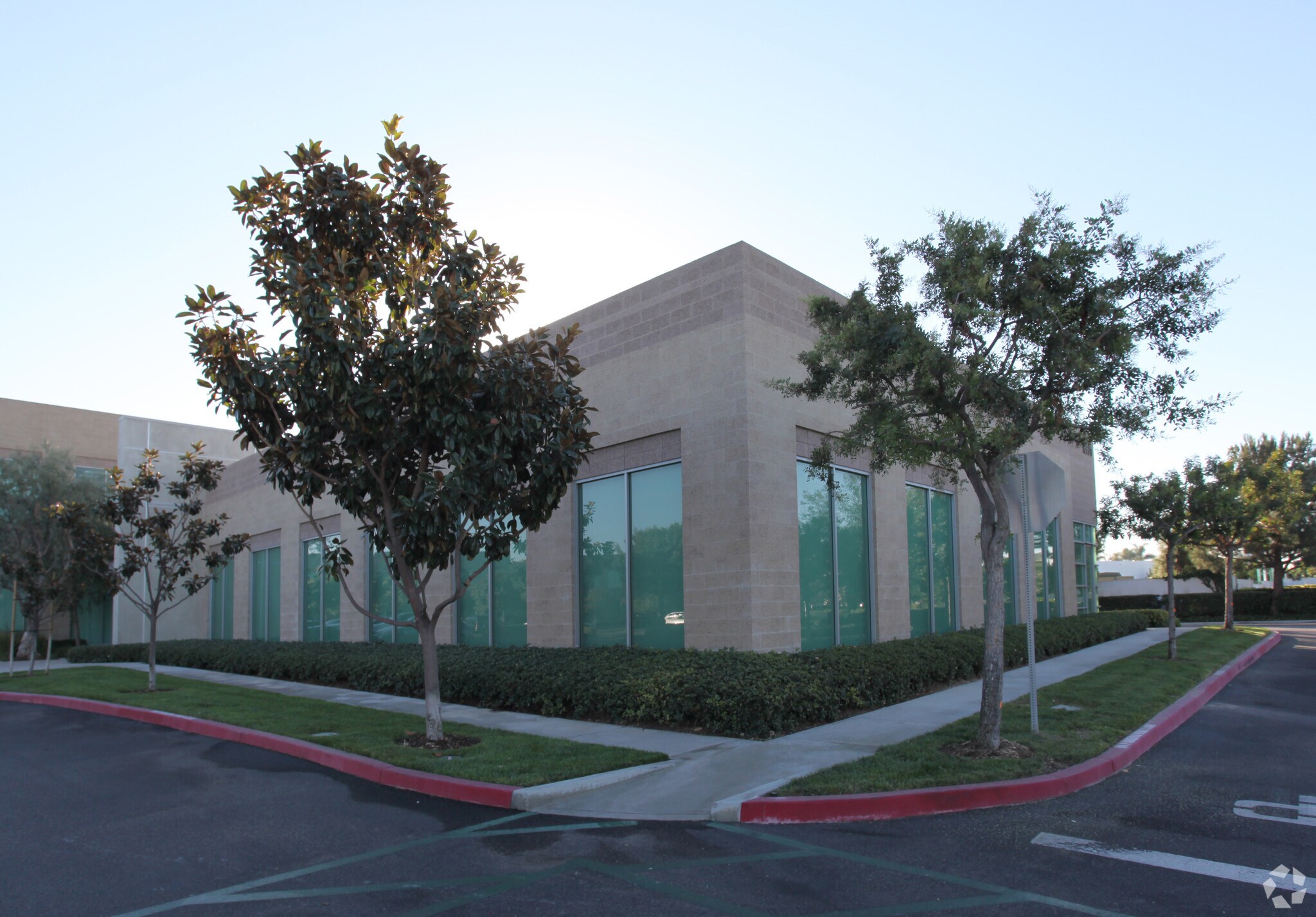 8971 Research Dr, Irvine, CA à vendre Photo du bâtiment- Image 1 de 4