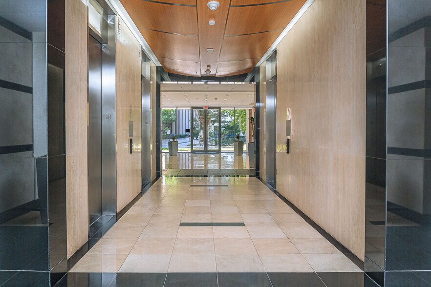 1900 St James Pl, Houston, TX à louer - Photo du bâtiment - Image 3 de 6