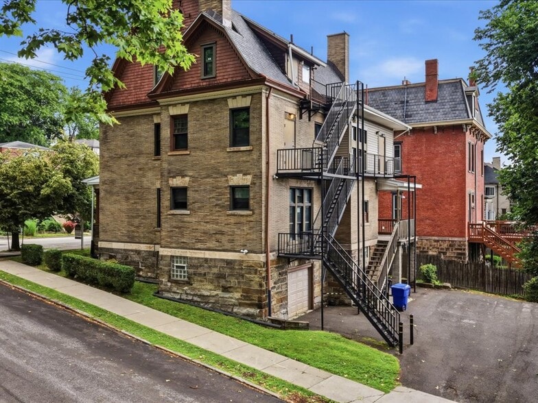 215 S Braddock Ave, Pittsburgh, PA à vendre - Photo du bâtiment - Image 2 de 32