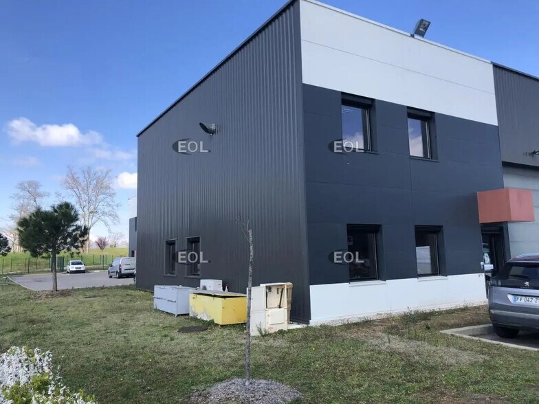 Flex dans Saint-Priest à louer - Photo du bâtiment - Image 2 de 9