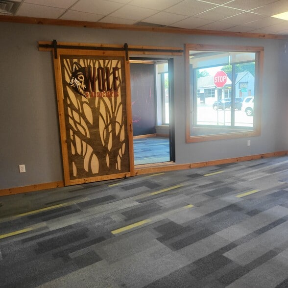 5011 Broadway St, Lancaster, NY for sale - Interior Photo - Image 2 of 17