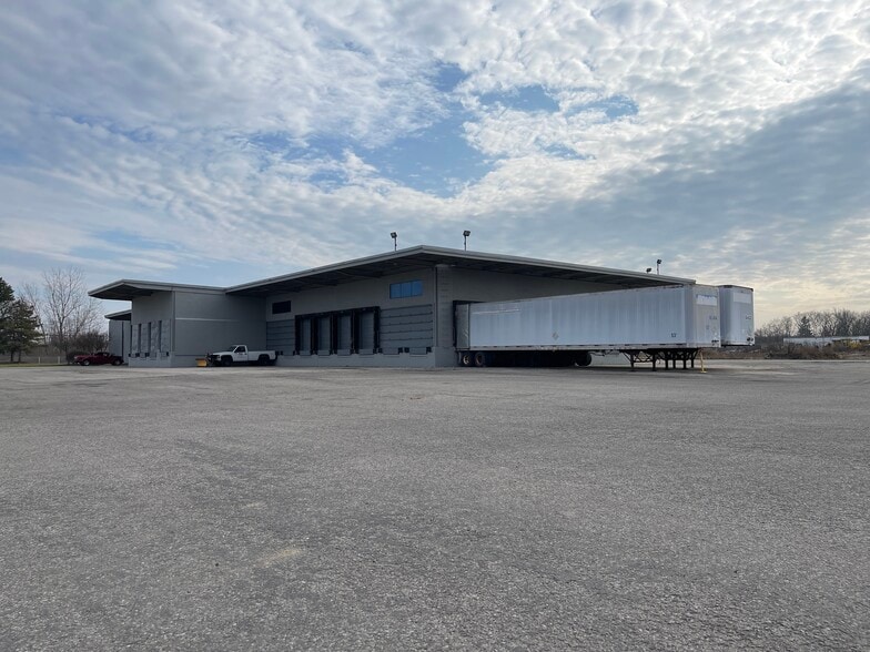 St Johns Rd/I75 - Truck Terminal portfolio of 2 properties for sale on LoopNet.ca - Building Photo - Image 1 of 15