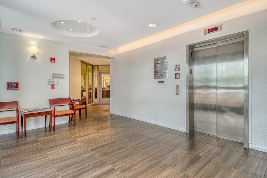 3830 Bee Ridge Rd, Sarasota, FL à vendre - Photo du bâtiment - Image 2 de 2