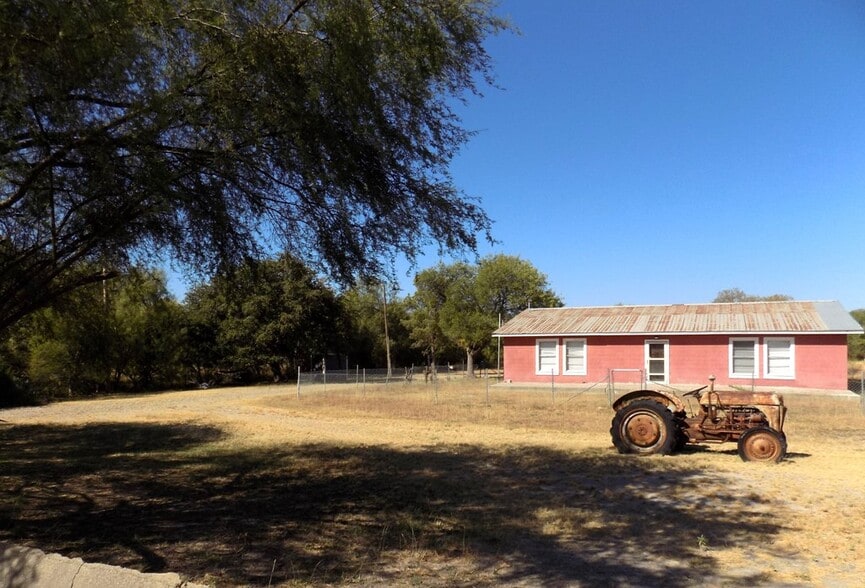 849 Lowe Rd, Quemado, TX à vendre - Photo du bâtiment - Image 2 de 15