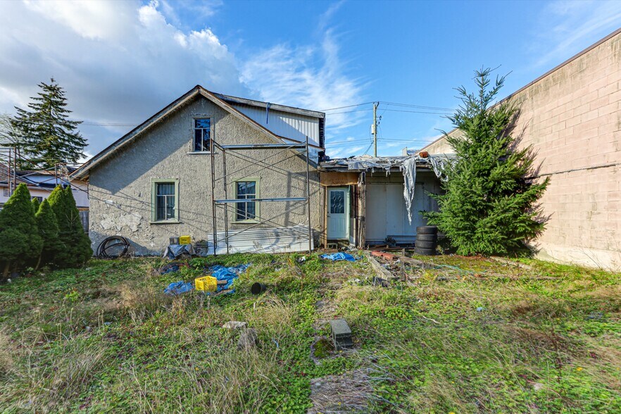 7474 Edmonds St, Burnaby, BC à vendre - Photo du bâtiment - Image 2 de 13