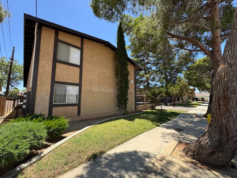 518-524 E Avenue Q-12, Palmdale, CA à vendre - Photo du bâtiment - Image 3 de 16