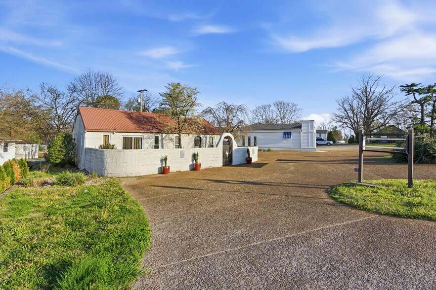 2831 Columbine Pl, Nashville, TN for sale - Building Photo - Image 3 of 19