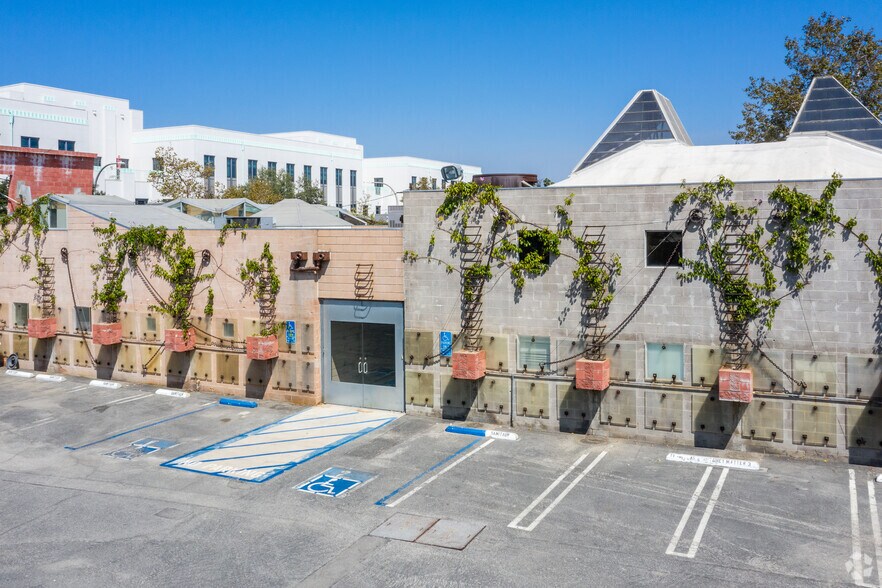 9046 Lindblade St, Culver City, CA à louer - Photo du bâtiment - Image 2 de 4