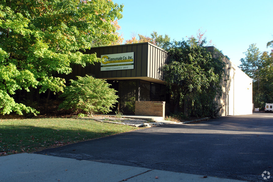 23042 Commerce Dr, Farmington Hills, MI for lease - Primary Photo - Image 1 of 4