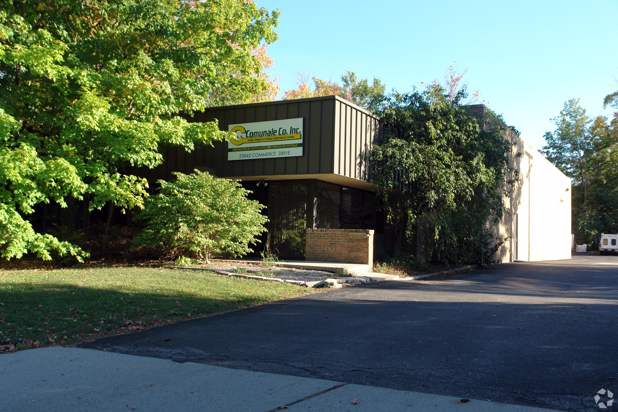 23042 Commerce Dr, Farmington Hills, MI for lease Primary Photo- Image 1 of 5