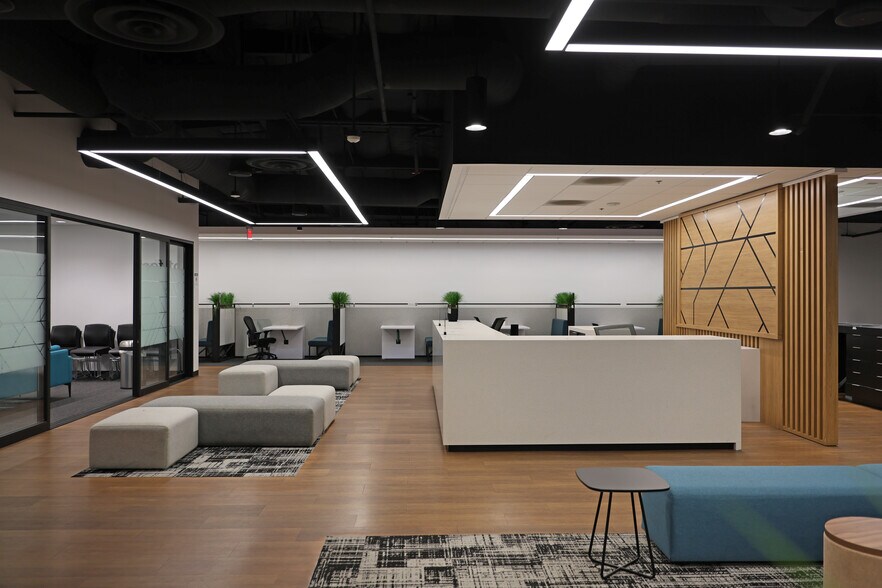 4201 W Vanowen Pl, Burbank, CA à louer - Photo du bâtiment - Image 1 de 12