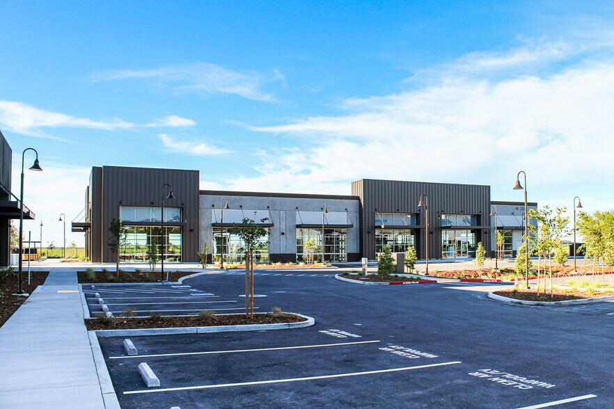 301 Mace Blvd, Davis, CA à louer - Photo du bâtiment - Image 3 de 4