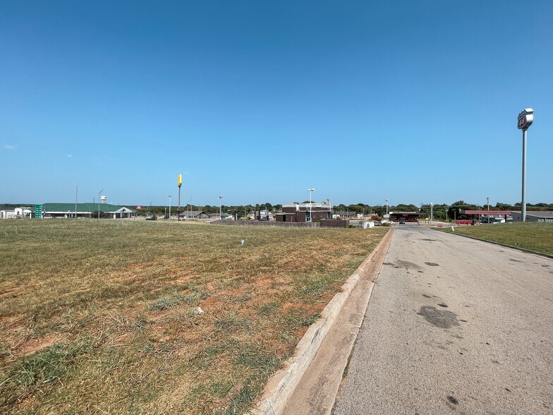 Ada Webb Drive, Stroud, OK à vendre - Photo principale - Image 1 de 17
