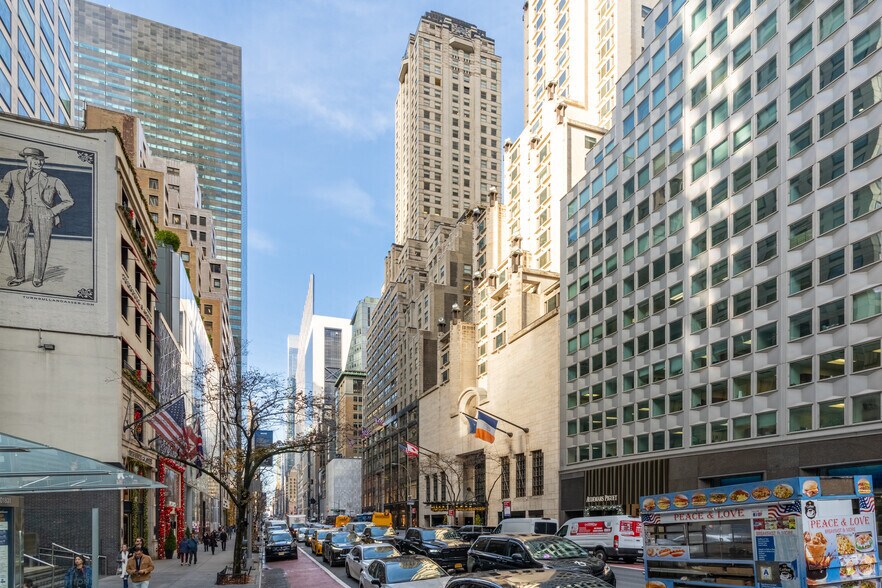 595 Madison Ave, New York, NY à louer - Photo du bâtiment - Image 2 de 14