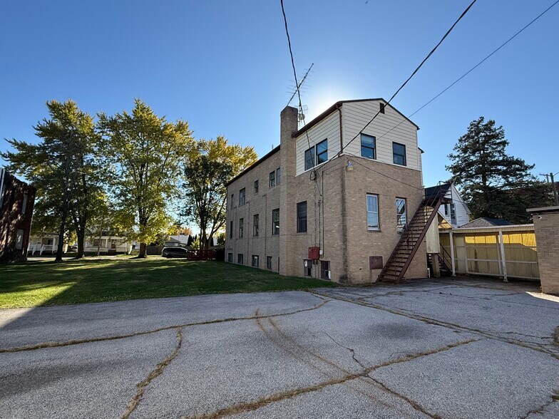 224 E Rensselaer St, Bucyrus, OH à vendre - Photo du bâtiment - Image 2 de 27