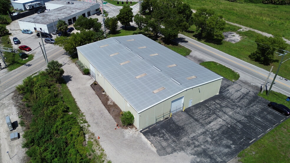 1585 Seaboard St, Fort Myers, FL for lease - Building Photo - Image 1 of 11