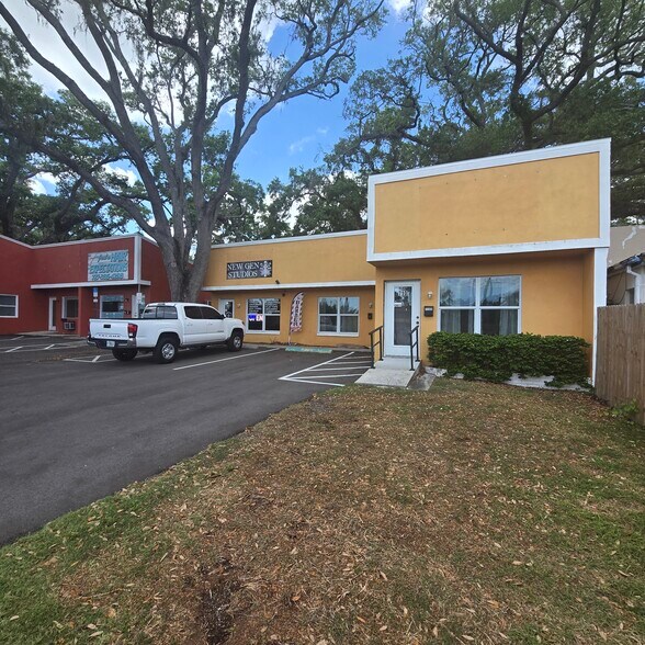 710 E Bay Dr, Largo, FL à louer - Photo du bâtiment - Image 1 de 3