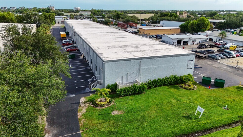 4227 Enterprise Ave, Naples, FL à louer - Photo du bâtiment - Image 2 de 8