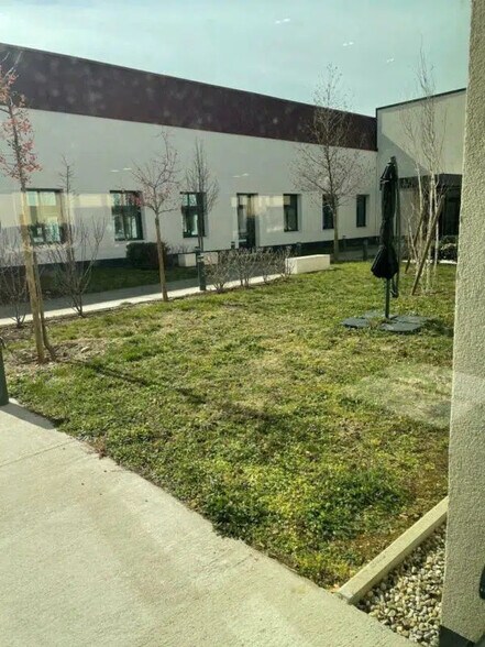 Office in Vénissieux for lease - Building Photo - Image 3 of 26