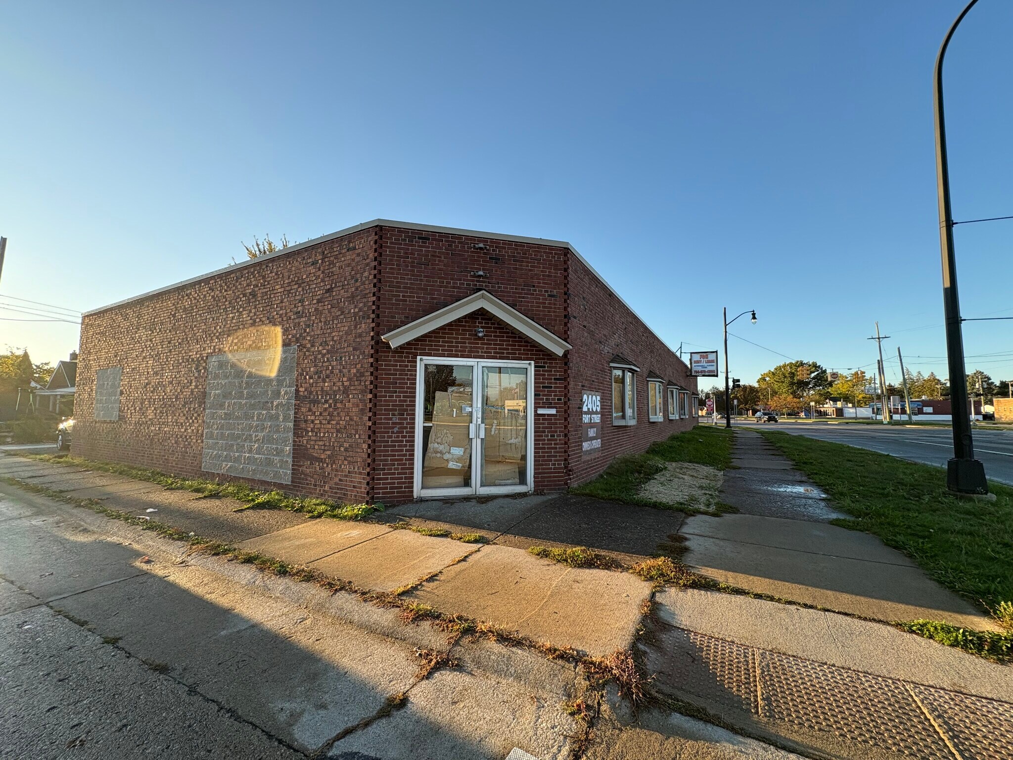 2405 Fort St, Lincoln Park, MI à vendre Photo du bâtiment- Image 1 de 4