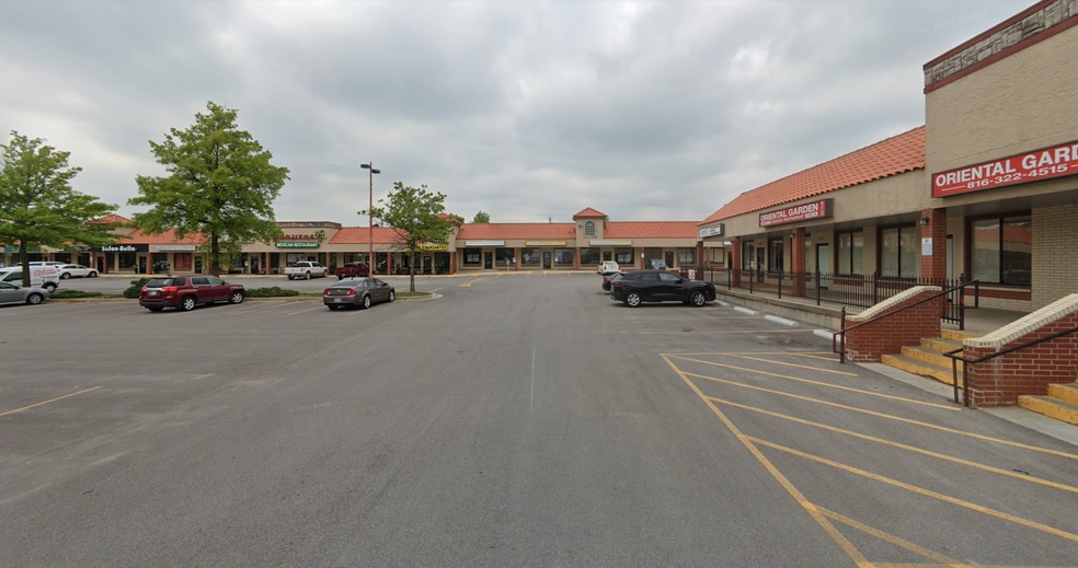 1236-1298 Foxridge Dr, Raymore, MO for lease - Building Photo - Image 1 of 8