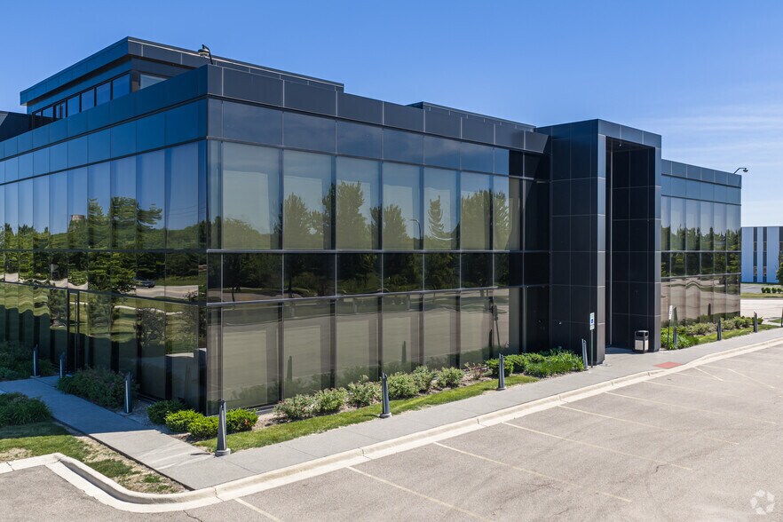 1425 Madeline Ln, Elgin, IL à louer - Photo du bâtiment - Image 2 de 12