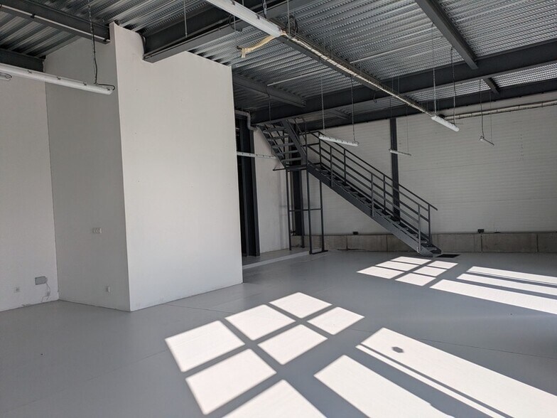 Retail in Chignin for lease - Interior Photo - Image 2 of 11
