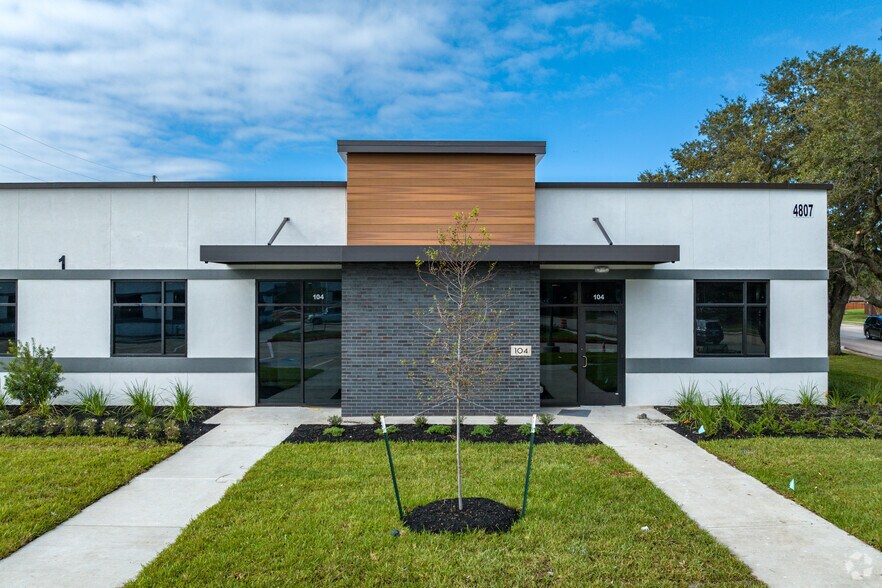 4807 Sugar Grove Blvd, Stafford, TX à louer - Photo du bâtiment - Image 3 de 7