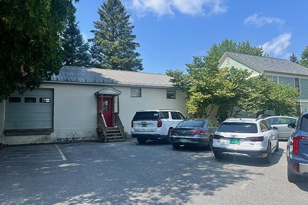 24 Pearl St, Essex Junction, VT à vendre - Photo du bâtiment - Image 3 de 4