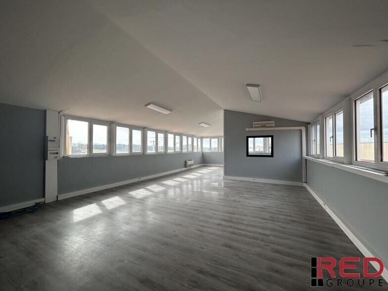 Zone Des Jallassieres, Éguilles for lease - Interior Photo - Image 2 of 4