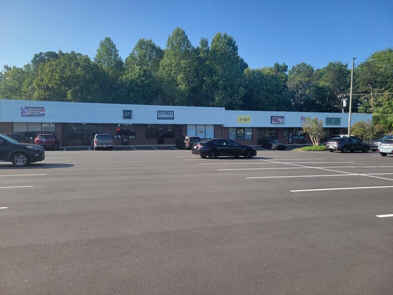 4535-4539 N Us Highway 220, Summerfield, NC à louer - Photo du bâtiment - Image 1 de 3