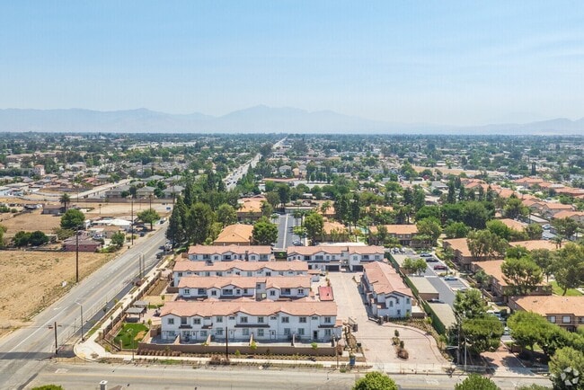 Plus de détails pour 15909 Merrill Ave, Fontana, CA - Multi-résidentiel à vendre