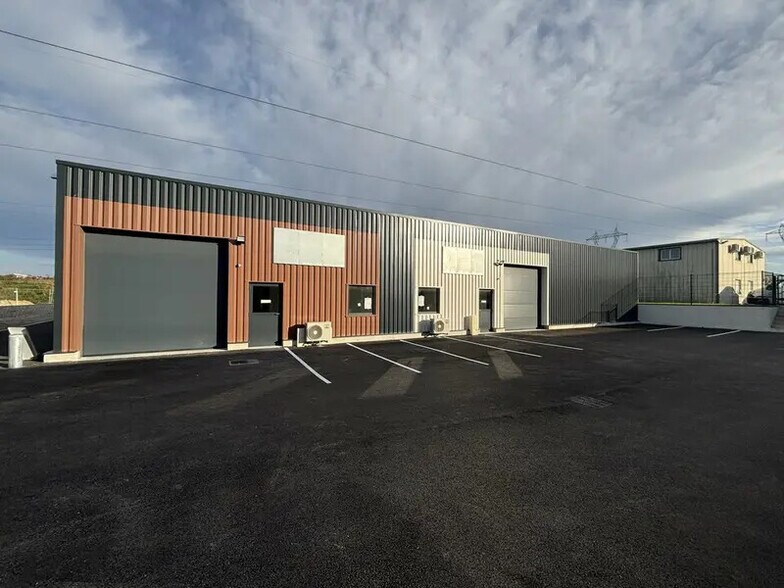 Flex in Jonage for lease - Building Photo - Image 1 of 20