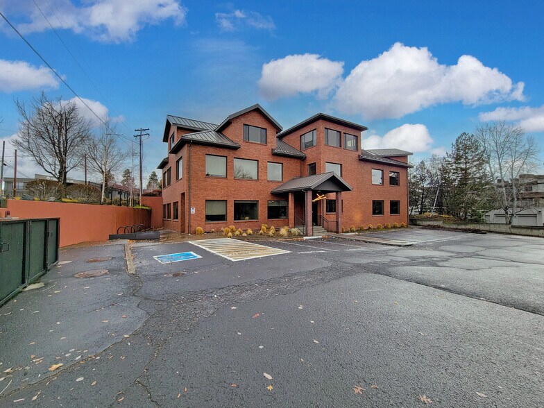 1345 NW Wall St, Bend, OR à louer - Photo du bâtiment - Image 3 de 9