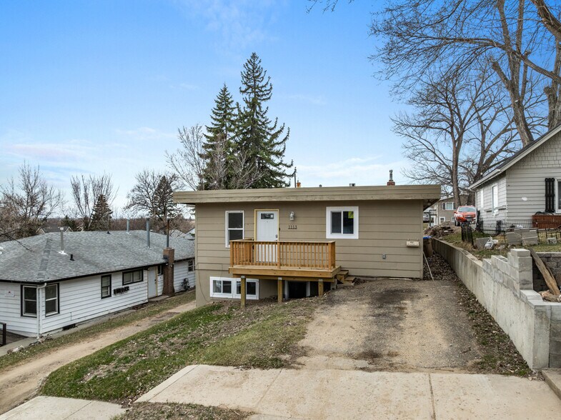 1113 10th St NW, Minot, ND à vendre - Photo du bâtiment - Image 2 de 33
