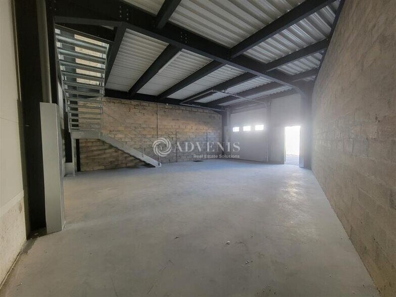 Flex in Épinay-sur-Seine for lease - Interior Photo - Image 3 of 11