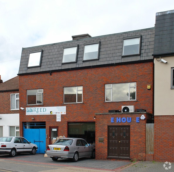 135 Red Lion Rd, Surbiton à vendre - Photo du bâtiment - Image 2 de 4